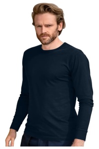 Bluza Barbat albastru marin prezentata pe un barbat chipes
