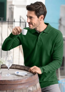 Barbat imbracat in bluza polo de culoare verde sticla