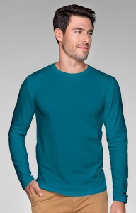 Barbat imbracat in bluza simpla confortabila de culoare albastru petrol