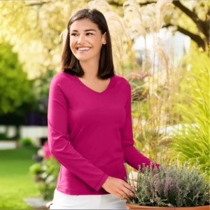 Bluza dama guler in v roz zmeura purtata de o femeie frumoasa prezinta in natrura calitatea bluzei pentru femei de culoare roz zmeura