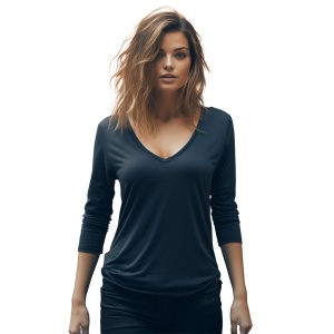 Femeie imbracata in bluza pentru femei maneca lunga guler in V de culoare albastru marin