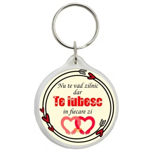 Breloc personalizat cu mesajul "Nu te vad zilnic, dar te iubesc în fiecare zi" - Img 1