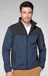 Barbat imbracat in jacheta geaca softshell barbati de culoare albastru midnight
