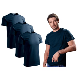 Barbat imbracat in tricou de culoare albastru marin prezentand setul de 3 tricouri