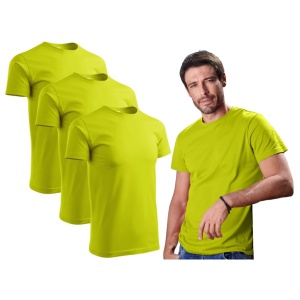 Barbat imbracat in tricou de culoare galben lime prezentand setul de 3 tricouri