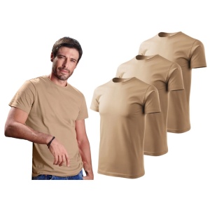 Barbat imbracat in tricou de culoare nisip prezentand setul de 3 tricouri