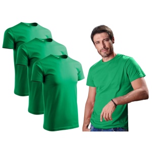 Barbat imbracat in tricou de culoare verde deschis prezentand setul de 3 tricouri