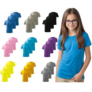 Fata imbracata in tricou albastru regal prezinta seturile de tricouri copil formate din culori diferite