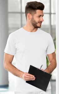 Barbat imbracat in tricou simplu alb