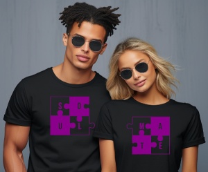 Un bărbat și o femeie purtând tricouri negre cu design de piese de puzzle. Tricoul bărbatului afișează textul 'SOUL', iar tricoul femeii afișează textul 'MATE', împreună formând mesajul 'SOUL MATE'. Ambii poartă ochelari de soare și pozează cu atitudine.