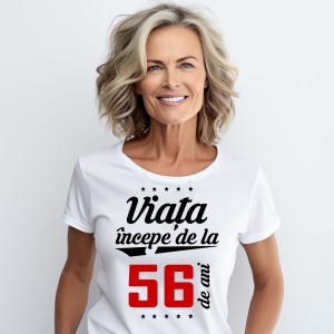 Femeie care poartă un tricou alb personalizat cu mesajul: ''Viața începe de la 56 de ani''