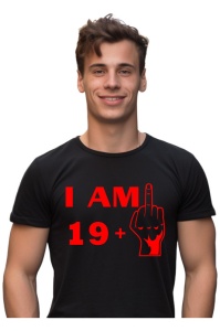 Tricou barbat personalizat cu varsta de 20 ani imbracat de un barbat atragator care prezinta tricoul primit cadou de ziua lui