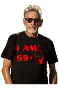 Tricou barbat personalizat cu varsta de 70 ani imbracat de un barbat atragator care prezinta tricoul primit cadou de ziua lui
