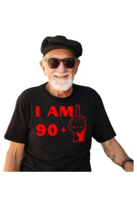 Tricou barbat personalizat cu varsta de 91 ani imbracat de un barbat atragator care prezinta tricoul primit cadou de ziua lui