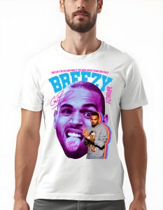 Bărbat purtând un tricou alb cu imprimeu grafic al artistului Chris Brown, cunoscut și ca Breezy, cu un portret stilizat și o imagine suplimentară a artistului în partea dreaptă, numele Breezy scris mare în albastru în partea de sus.