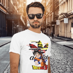 Bărbat purtând ochelari de soare și un tricou alb cu un design colorat ce include un personaj din Dragon Ball Z, pozând pe o stradă urbană cu clădiri în stil arhitectural clasic, iluminată de lumina caldă a soarelui.