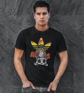 Bărbat îmbrăcat într-un tricou negru cu un design grafic vibrant, reprezentând un personaj urban așezat pe o boxă, cu un logo reinterpretat în culorile galben și roșu, pozând pe un fundal de textură gri.