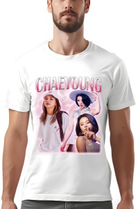 Tricou alb cu design grafic ce include imagini ale unei artiste și textul 'CHAEYOUNG' scris deasupra.