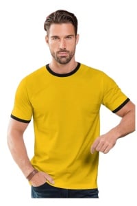 tricou barbat galben cu contrast la guler cu contrast la guler purtat de un barbat tanar si frumos