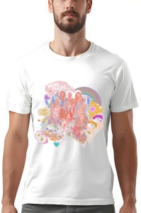 Tricou alb cu design grafic ce include imaginea membrilor unei trupe, elemente decorative colorate și textul 'MORE & MORE' scris deasupra.
