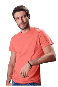 Tricou barbat Simplu basic coral purtat de un bărbat frumos si tanar