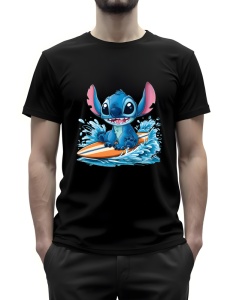 Tricou negru cu un design jucăuș ce prezintă un personaj animat albastru(Stitch) pe o placă de surf, bucurându-se de valuri. Personajul are o expresie veselă și energică, iar detaliile de apă în mișcare adaugă un aspect dinamic și estival designului.