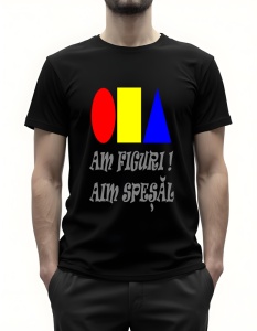 Bărbat purtând un tricou negru cu un design de forme geometrice colorate (cerc roșu, pătrat galben și triunghi albastru) deasupra mesajului în limba română: Am figuri! Am speșal, scris într-un font stilizat și umoristic.