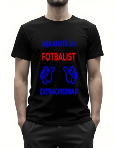 Bărbat purtând un tricou negru cu textul ‘Așa arată un fotbalist extraordinar’ în culorile albastru și roșu, însoțit de grafică cu mâini ridicând degetele mari.