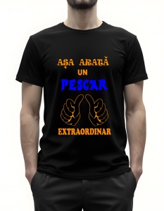 Bărbat purtând un tricou negru cu textul ‘Așa arată un pescar extraordinar’ în portocaliu și albastru, cu grafică de două mâini cu degetele mari ridicate.
