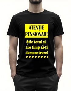Bărbat purtând un tricou negru cu textul ‘Atenție pensionar! Știe totul și are timp să-ți demonstreze!’ în galben, cu un design de avertisment.