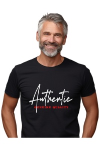 Un bărbat zâmbitor, cu păr grizonat și barbă, poartă un tricou negru cu un design minimalist și elegant. Textul de pe tricou spune ‘Authentic’ într-un font cursiv alb, iar dedesubt apare mesajul ‘GENUINE QUALITY’ cu litere roșii. Designul sugerează un mes