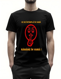 Bărbat purtând un tricou negru cu textul ‘Ce se întâmplă în vamă rămâne în vamă’ în portocaliu și o ilustrație roșie a unui chip care face semn de liniște.