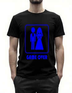 Bărbat purtând un tricou negru cu ilustrație albastră a unui cuplu de miri stilizat și textul ‘Game Over’ sub imagine.