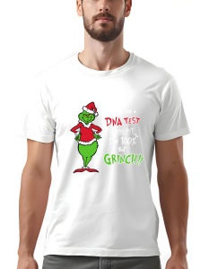 Tricou alb cu un design de Crăciun ce înfățișează un personaj verde inspirat de Grinch, îmbrăcat în costum de Moș Crăciun, lângă textul amuzant 'I just took a DNA test, turns out I'm 100% that Grinch!!'