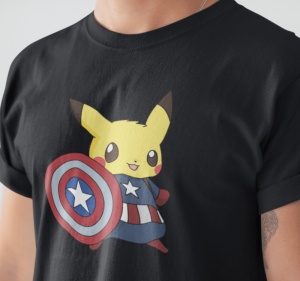 Prim-plan al unui tricou negru cu un design care înfățișează personajul Pikachu îmbrăcat ca Captain America, ținând un scut în culorile roșu, alb și albastru.
