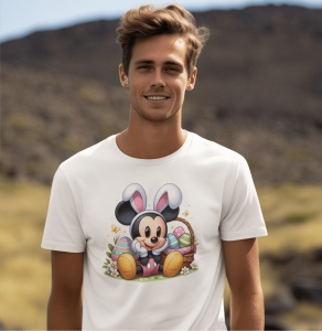 Tânăr purtând un tricou alb cu un design festiv de Paște care îl înfățișează pe Mickey Mouse purtând urechi de iepuraș, așezat lângă un coș cu ouă colorate și flori. Fundalul este un peisaj natural, cu dealuri și cer senin.