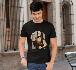 Bărbat purtând un tricou negru cu un design amuzant al Mona Lisei cu mușchi, într-un cadru urban în fața unei clădiri cu ferestre cu grilaj.