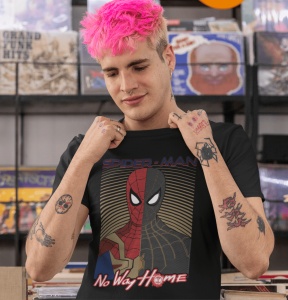 Tânăr cu păr roz și tatuaje, purtând un tricou negru cu design inspirat din filmul 'Spider-Man: No Way Home', într-un magazin de discuri.