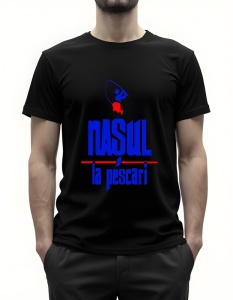 Bărbat purtând un tricou negru cu text în română ‘Nașul la pescari’ în albastru și roșu, însoțit de o grafică simplă cu o undiță și un pește.