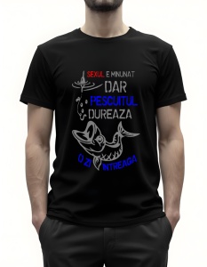 Bărbat purtând un tricou negru cu un tip de design poate fi atractiv pentru pasionații de pescuit și poate adăuga un strop de umor în atmosfera oricărei întâlniri sau eveniment.