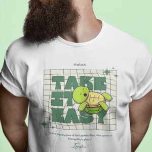 Bărbat cu barbă, purtând un tricou alb cu mesajul 'Take it Easy' și o grafică cu o broască țestoasă, pe fundal verde deschis