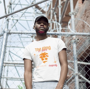 Tricou barbati Streetwear - The King Is Here - din bumbac, personalizat - Cadou