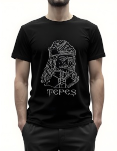Bărbat purtând un tricou negru ce prezintă un design artistic cu imaginea lui Vlad Țepeș, cunoscut și sub numele de Vlad Dracul, un personaj istoric care a inspirat legenda lui Dracula. Ilustrația detaliată este realizată într-un stil grafic, adăugând un 