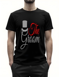 Bărbat purtând un tricou negru fiind o alegere minunată pentru orice mire. Designul său simplu și elegant, cu inscripția „The Groom” în culori gri și roșu, este accentuat de imaginea unui cilindru, care adaugă o notă sofisticată.
