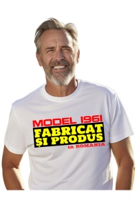 Tricou Barbat Personalizat cu anul nasterii 1961 imbracat de un barbat care a primit cadou tricoul personalizat