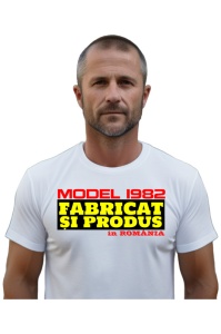 Tricou Barbat Personalizat cu anul nasterii 1982 imbracat de un barbat care a primit cadou tricoul personalizat