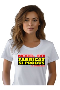 Tricou cadou dama personalizat cu anul nasterii 1981 purtat de o femeie care este bucurasa de tricoul primit cadou