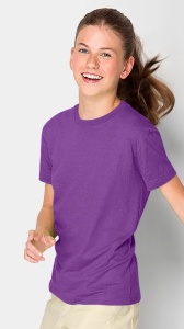 Fată zâmbitoare purtând un tricou violet, cu părul prins în coadă, alergând sau în mișcare, pe un fundal simplu.