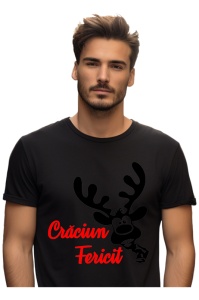 Bărbat purtând un tricou negru cu un design de Crăciun care include un ren stilizat negru și textul ‘Crăciun Fericit’ scris cu roșu.