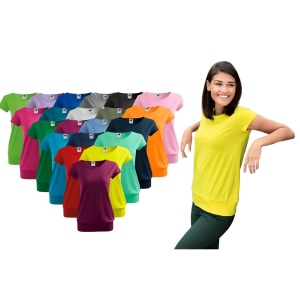 Femeie îmbrăcată într-un tricou dama simplu de culoare galben si pantaloni inchisi la culoare ce prezinta culorile disponibile cum ar fi verde,albastru,alb,negru,roz,gri,turcoaz,rosu,khaki